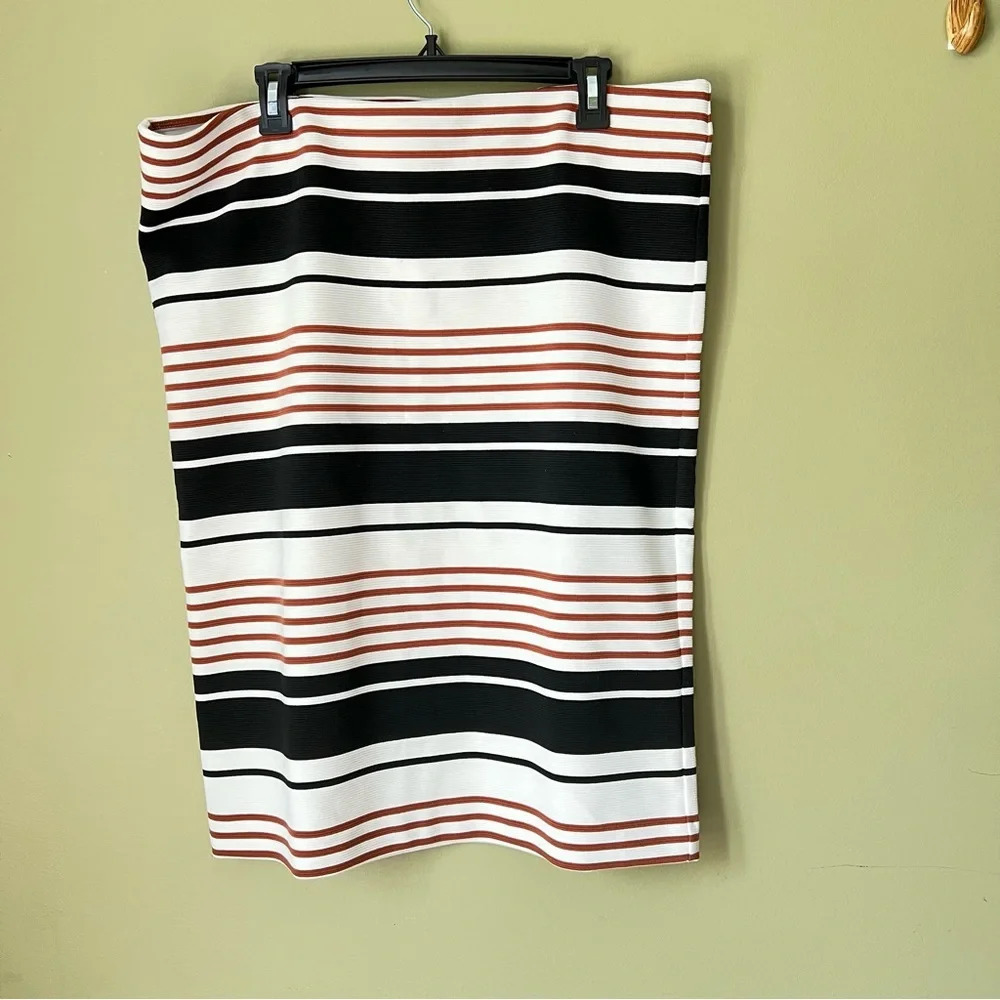 LOFT, NWT pull on skirt. Elastic waist, pencil cut